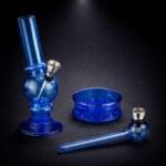 Dieses Set ist super! Zu sehen ist die Acrylbong in Blau mit Glaspfeife und Grinder.