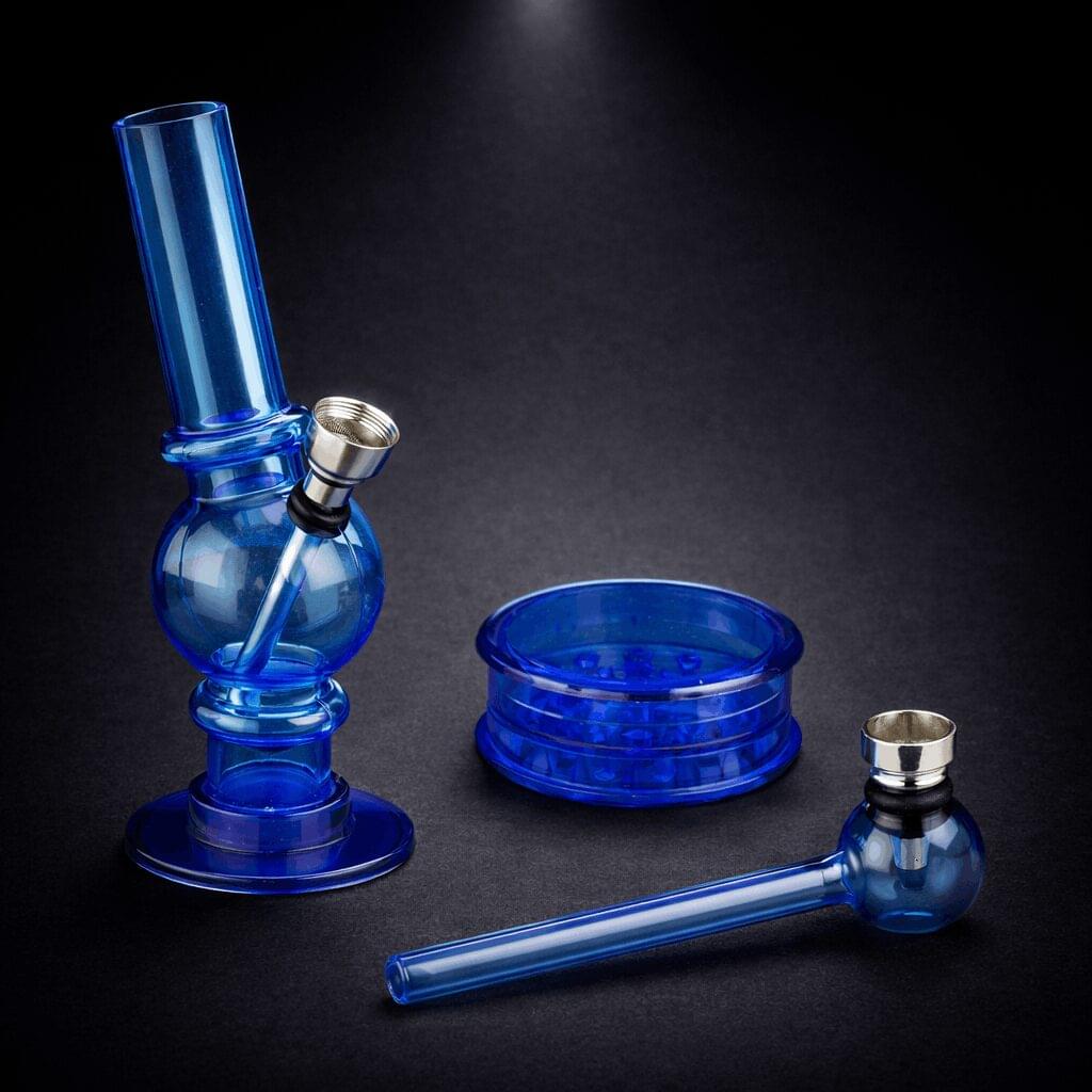 Dieses Set ist super! Zu sehen ist die Acrylbong in Blau mit Glaspfeife und Grinder.