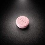 Pseudo Pellets sind Opioid-Pellets, die aus einem Kratom-Derivat hergestellt wurden. Die Pellets haben mittig eine vorbereitete Bruchstelle.