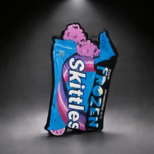 TAC Blüten Frozen Skittles günstig kaufen, aber qualitativ. Eine beliebte Sorte im idealen Bühnenlicht.
